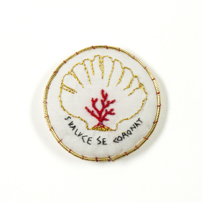 Ex-voto Sua luce se coronat broderie coquille et corail elle se couronne de sa propore gloire latin citation